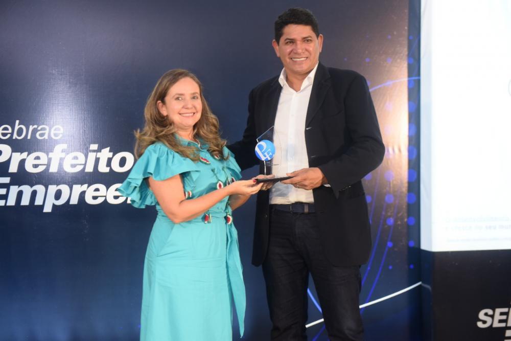 Prefeito de Parintins, Bi Garcia recebe dois prêmios do SEBRAE Amazonas