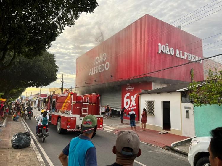 Princípio de incêndio atinge loja João Alfredo no Centro Parintins