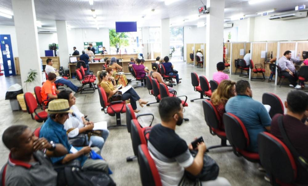 Wilson Lima sanciona lei que estabelece tempo de espera máximo para atendimento ao consumidor no Amazonas