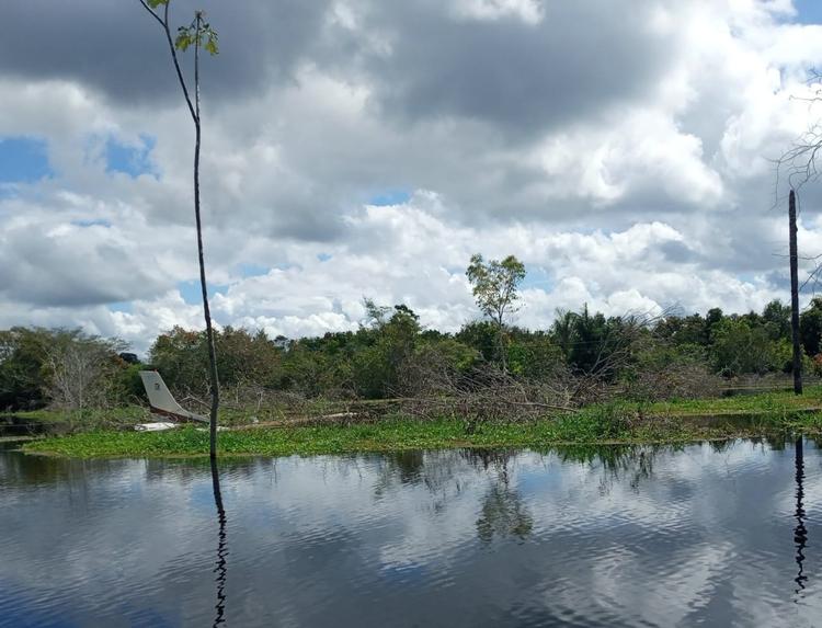 Avião fica submerso após fazer pouso forçado no meio do rio no Amazonas