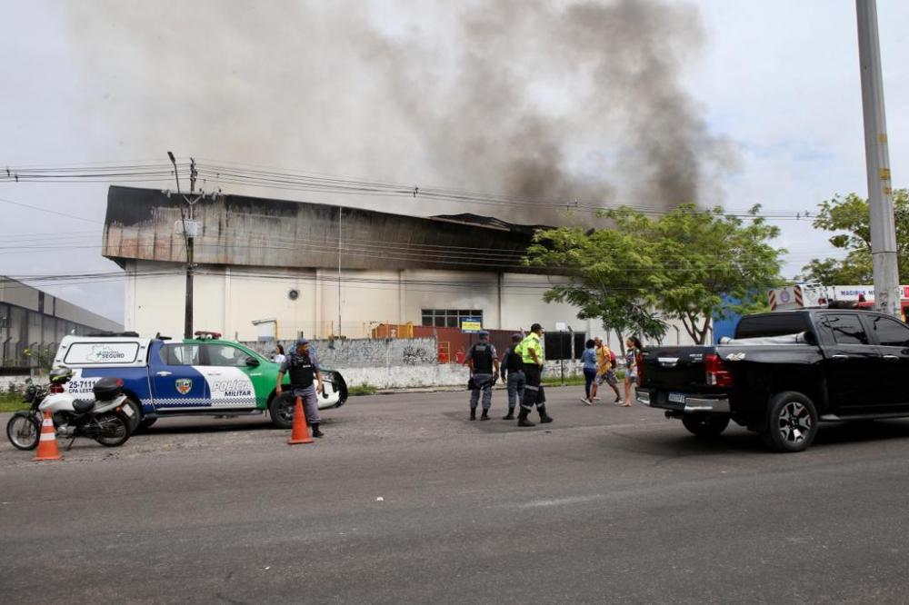 Incêndio de grandes proporções coloca em risco estrutura de fábrica em Manaus