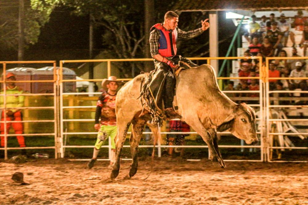 Rodeio na 8ª Feira de Bubalinos de Parintins supera chuva e começa com 10 competidores