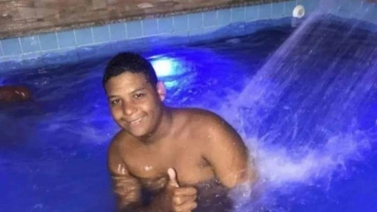 Jovem é espancado até a morte por amigos de infância por causa de celular