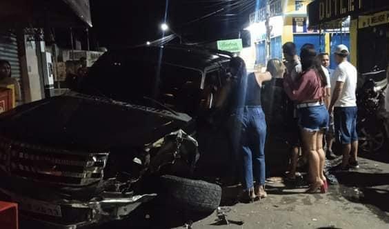 Após entrar na contramão, carro colide com outro veículo e causa grave acidente em Parintins
