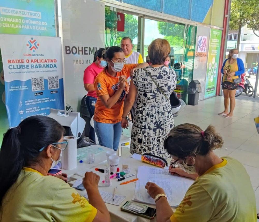 Vacinação em supermercados aplicou mais de 880 doses em Parintins neste fim de semana