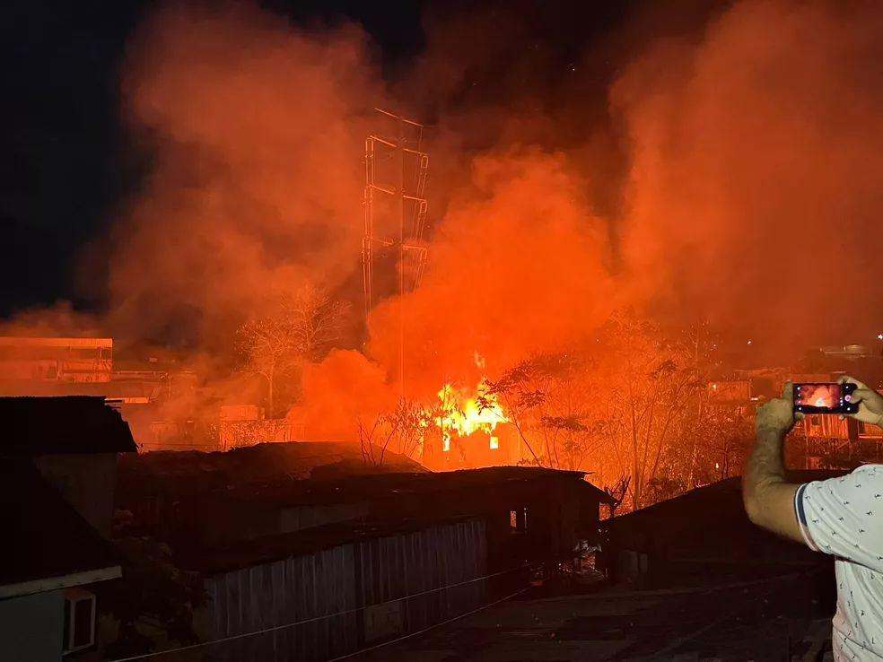 Incêndio destrói pelo menos 10 casas no São Jorge, em Manaus