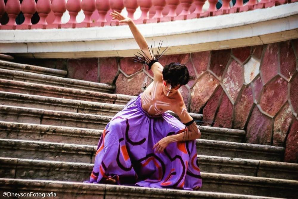 Unindo elementos de danças populares da Região Norte, coreógrafo amazonense vai ministrar oficina de frevo no Ceará