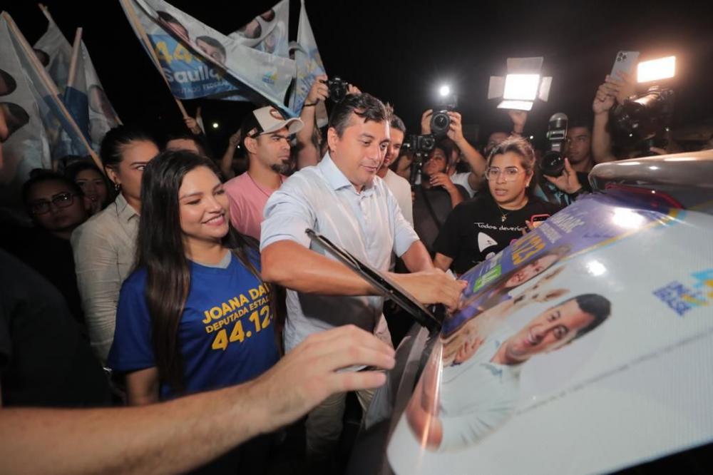 Adesivaço na madrugada marca início da campanha nas ruas de Wilson Lima