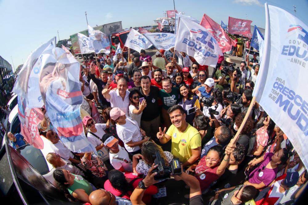 Eduardo Braga inicia a campanha eleitoral com adesivaço e panfletagem em Manaus