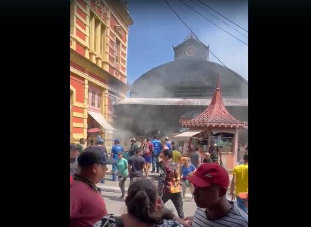 Incêndio criminoso atinge Mercado Adolpho Lisboa; vítimas são levadas para o 28 de Agosto