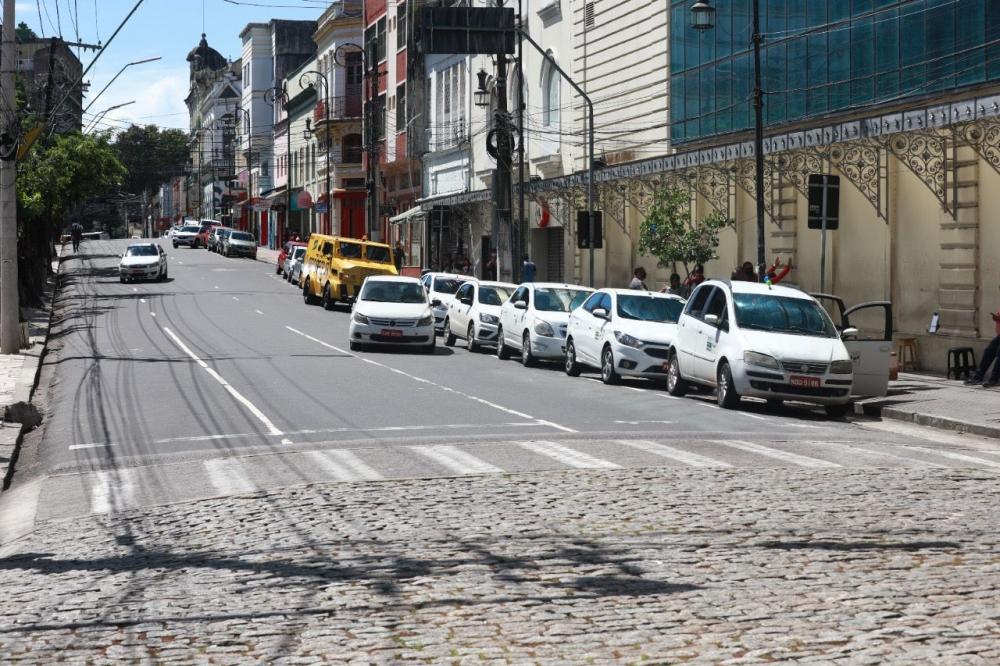 Prefeitura de Manaus cadastra taxistas auxiliares para receber benefício