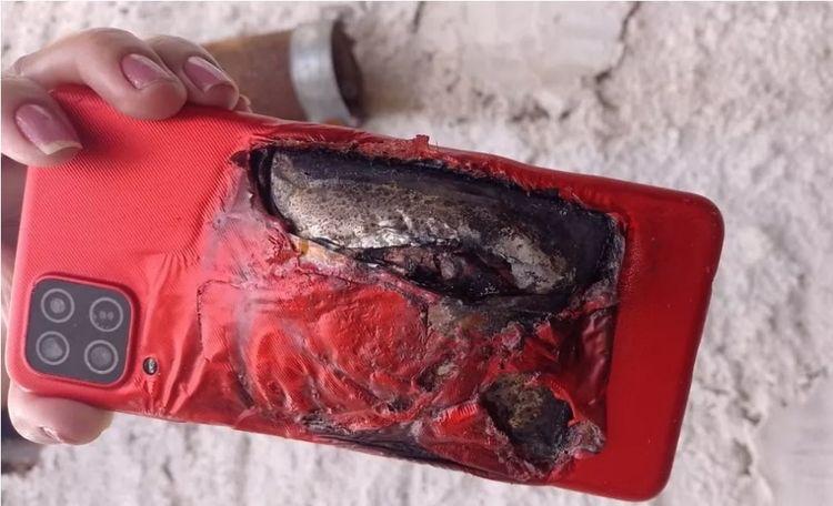 Celular explode na mão de criança de 6 anos enquanto assistia vídeo