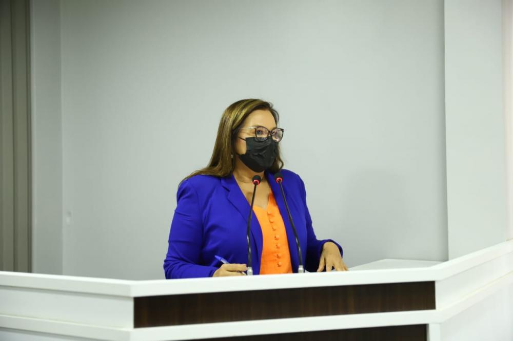 Destacando a importância da inclusão, Márcia Baranda indica que sessões da Câmara tenham intérpretes de Libras 