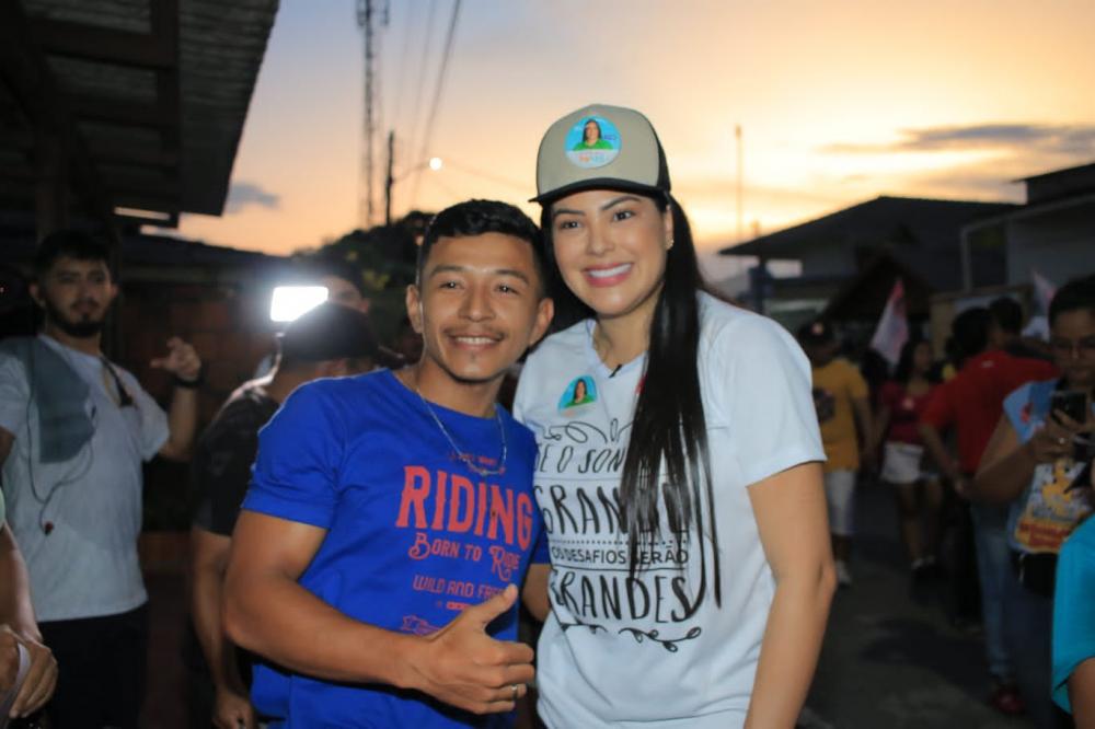 Com forte apoio da juventude, Mayra Dias realiza caminhada pelas ruas do bairro São Benedito