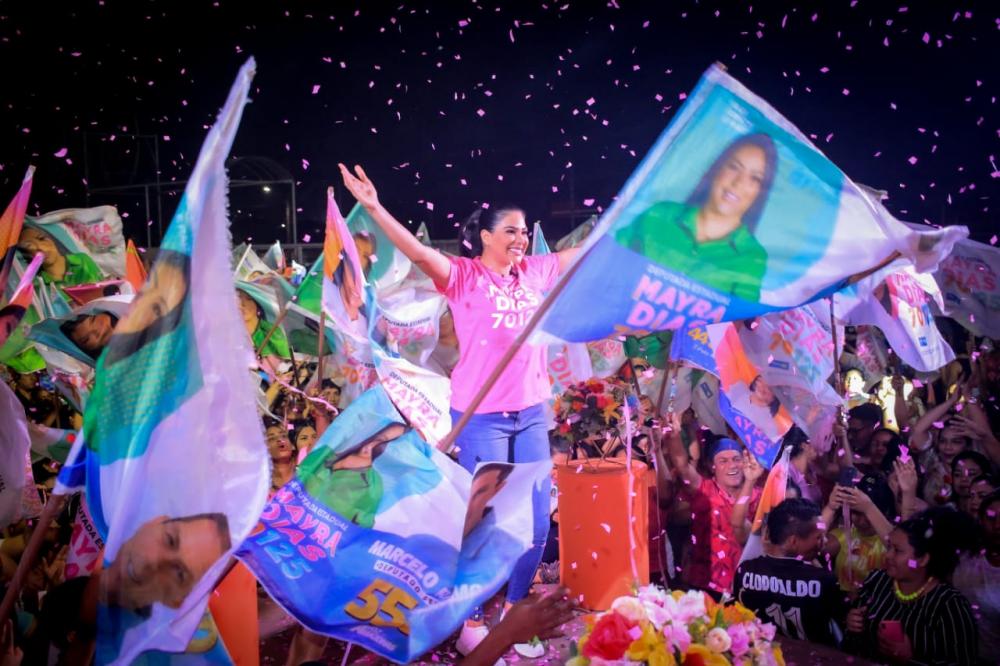 Após caminhada pelas ruas de Parintins, Mayra Dias reúne cerca de 10 mil pessoas em comício