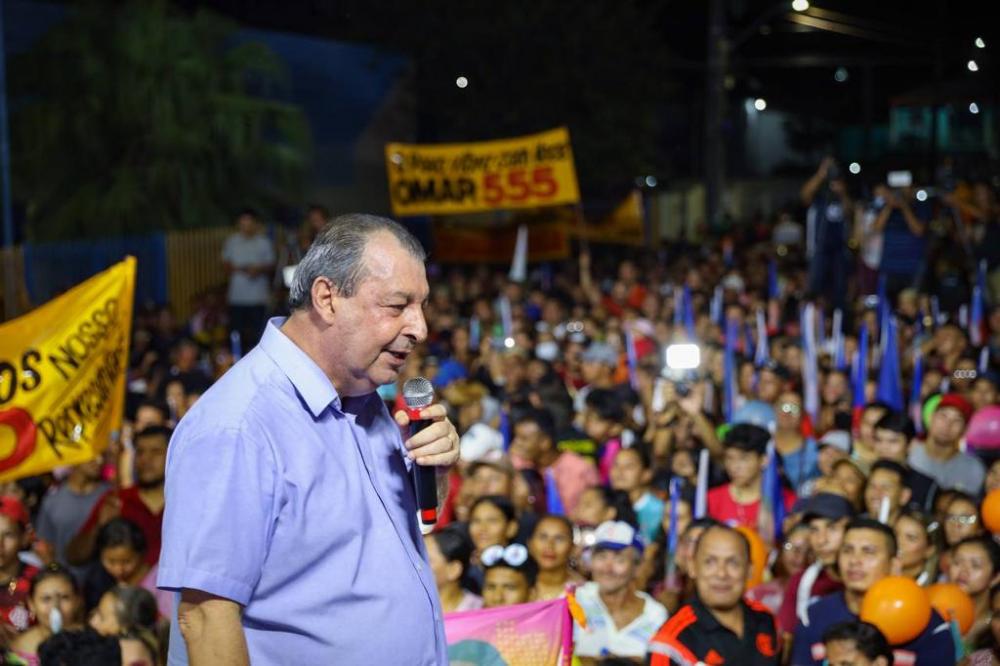 Senador Omar é recebido por multidão por onde passa no interior do Amazonas