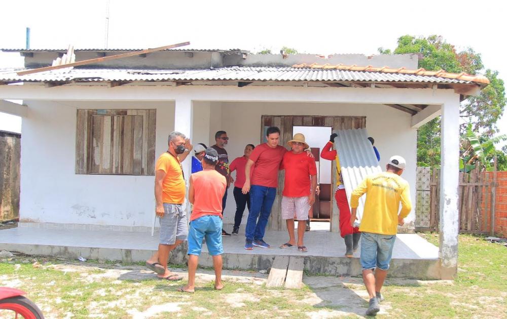 Prefeitura ajuda famílias a reconstruir casas destelhadas durante temporal do fim de semana