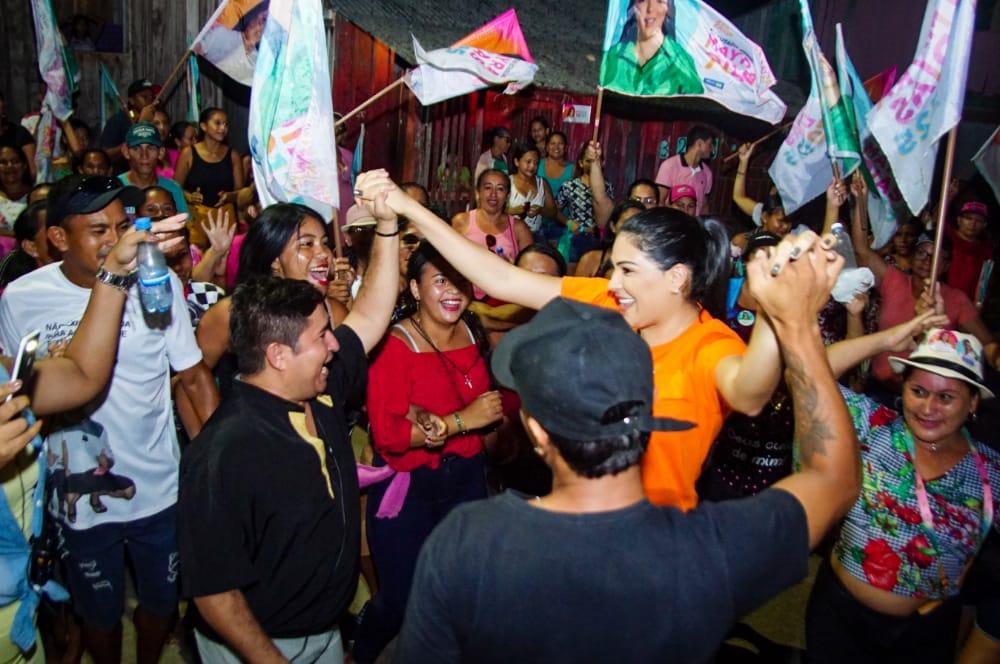 Em caminhada, Mayra Dias avança no Itaúna I, em Parintins, e é recebida com carinho pelas famílias