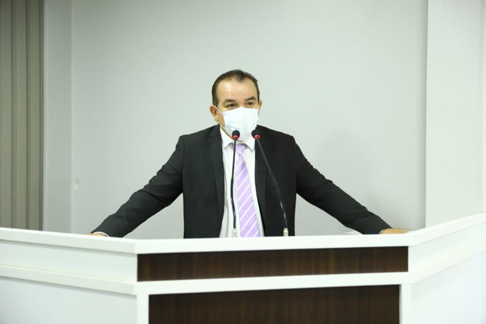 Massilon pede mais conscientização da população para evitar descarte de lixo nas praias do Uaicurapá