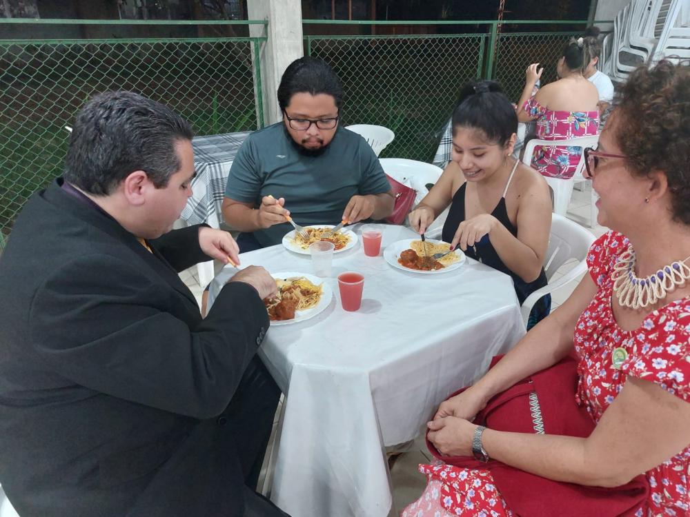 Reitor da Ufam janta com alunos e inspeciona restaurante universitário de Parintins   