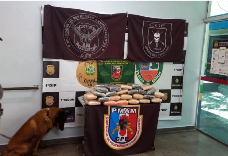 Mulheres são presas com 50 kg de drogas dentro de barco em Manaus