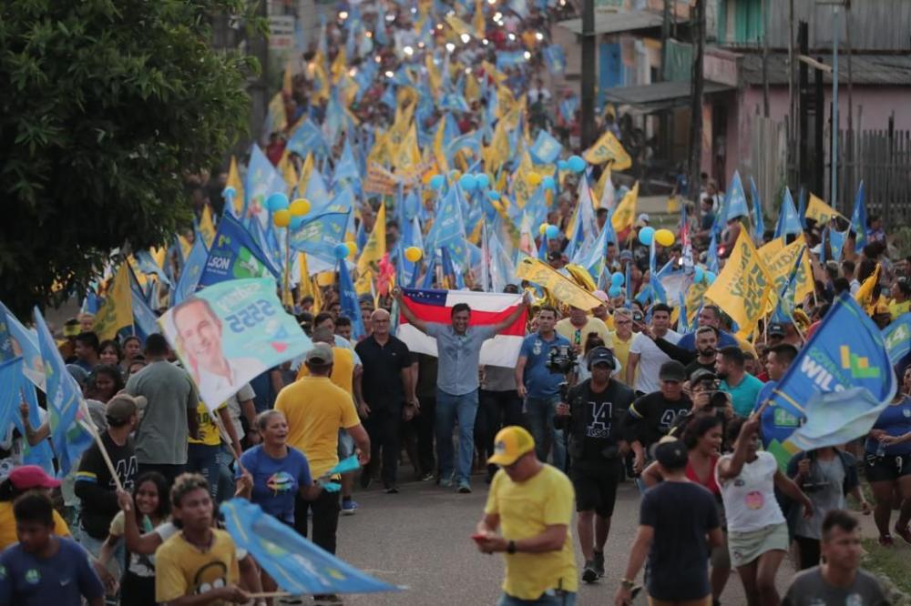 Em grande comício, Wilson Lima afirma que levará asfalto para toda Maués e moradia digna à população