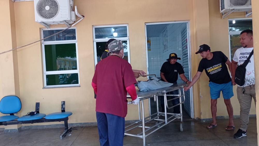 Criança de um ano morre após ser atingida por tiro, em Parintins