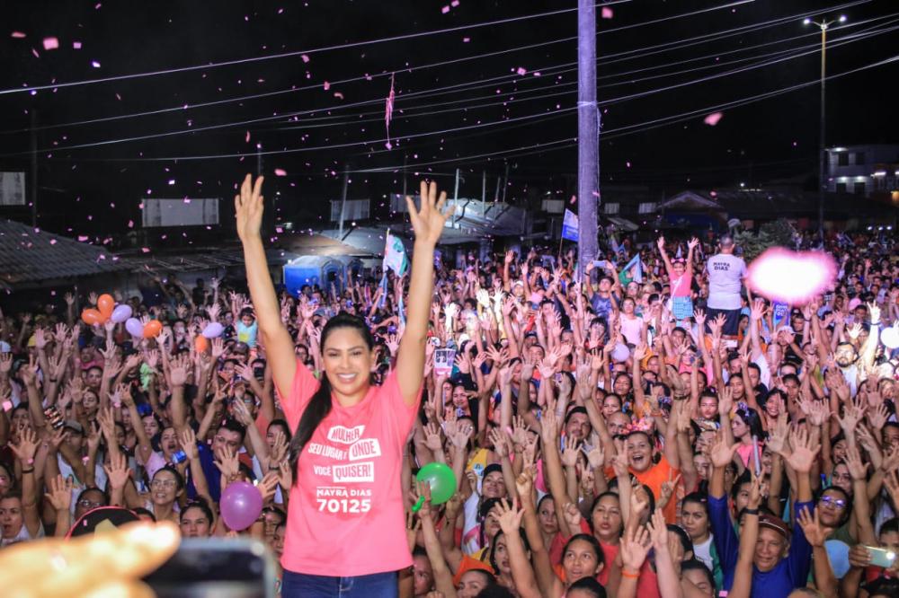 Mayra Dias arrasta mais de 20 mil pessoas pelas ruas de Parintins