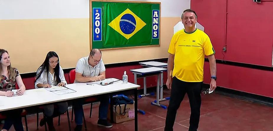 Bolsonaro vota na Zona Militar do Rio, e diz que “respeitará as eleições se forem limpas”