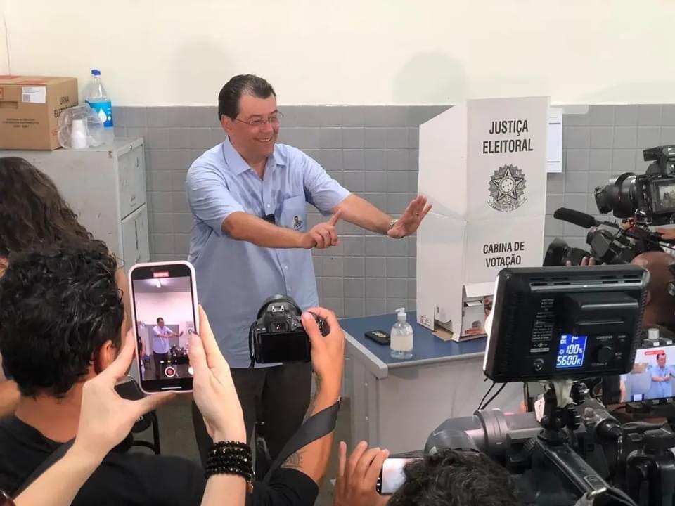 Candidato ao Governo do AM pelo MDB, Eduardo Braga vota em escola na Zona Oeste de Manaus