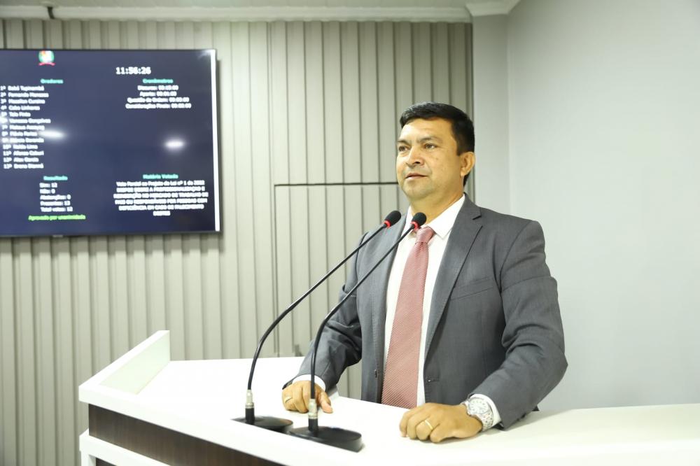 Vereador Telo Pinto informa mudança em cronograma de instalação do Água Boa