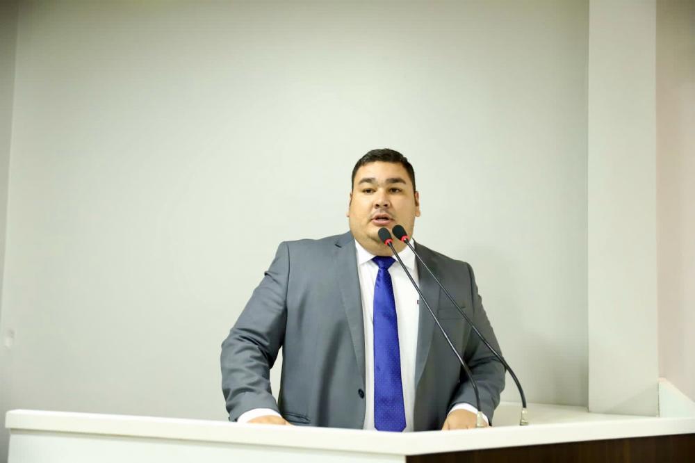 Alex Garcia apresenta Projeto de Lei que instituiu o prêmio “Professor Excelência do Ano” em Parintins