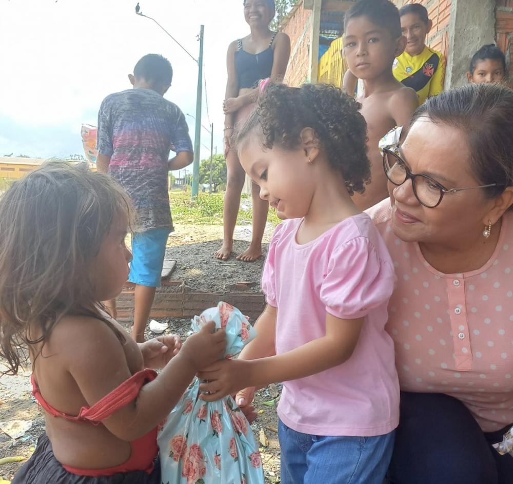 Márcia Baranda entrega brinquedos às crianças e recebe a gratidão das famílias