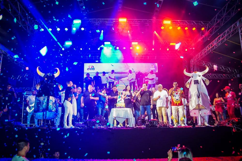 Parintins celebra aniversário de 170 anos com shows de Caprichoso, Garantido e Naiara Azevedo