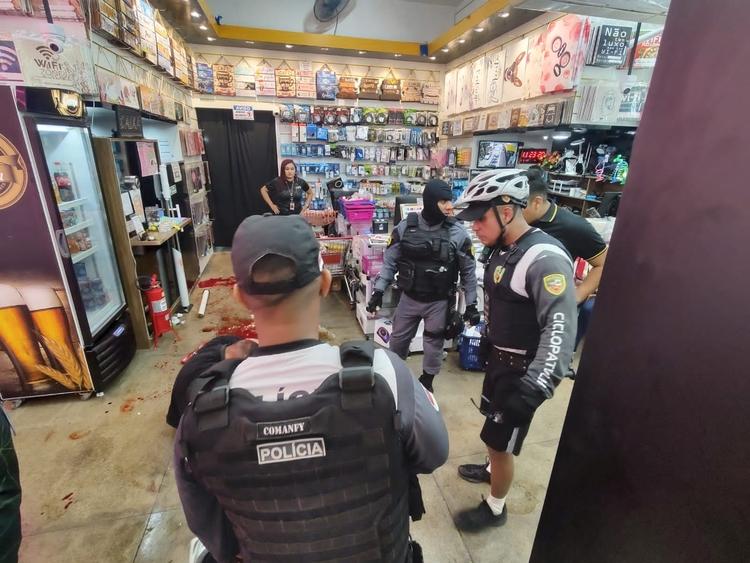 Justiceiro atira em assaltante durante roubo em loja no Centro de Manaus