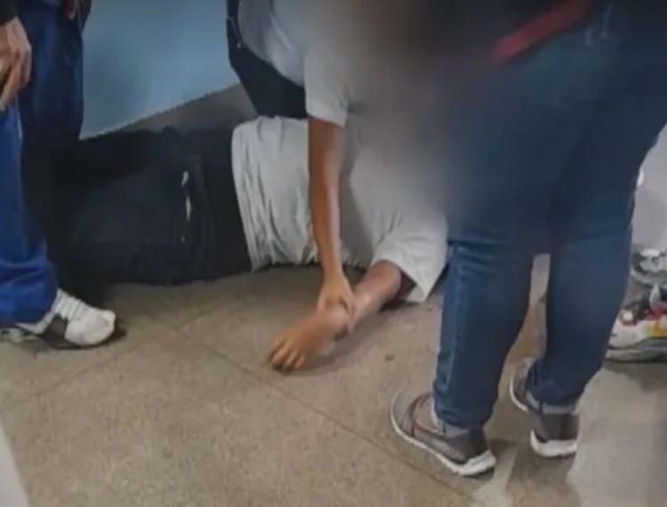 VÍDEO: Grávida é espancada por colega até desmaiar dentro de escola