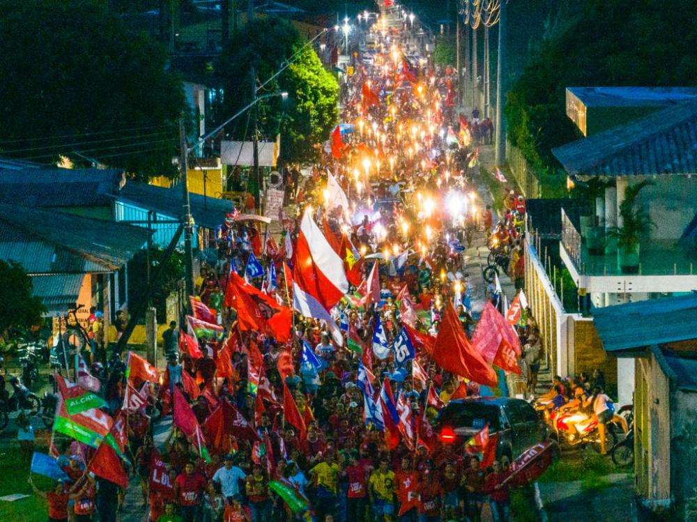 Mais de 10 mil pessoas vão às ruas para declarar apoio a Lula em Parintins