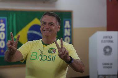 'Expectativa de vitória', diz Bolsonaro ao votar logo após abertura das urnas no Rio de Janeiro