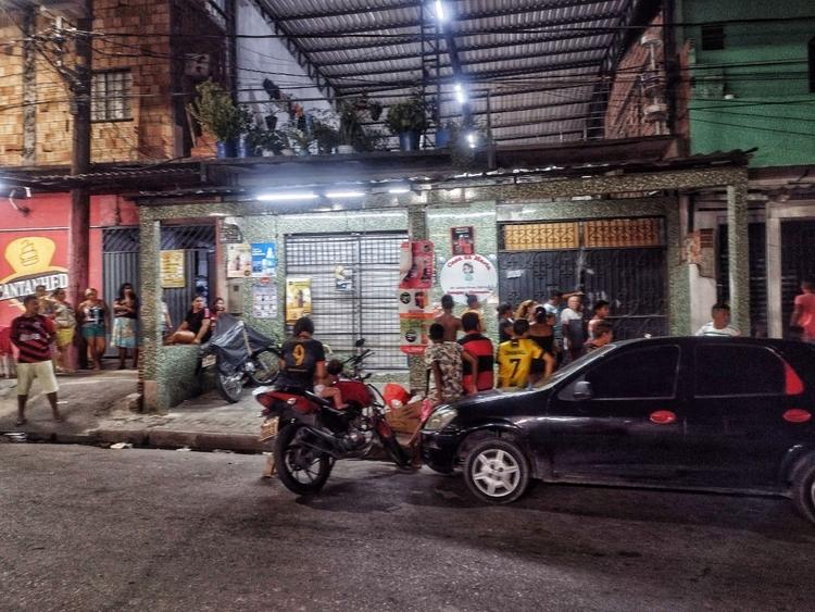 Homem é crivado de balas enquanto fazia compras em Manaus