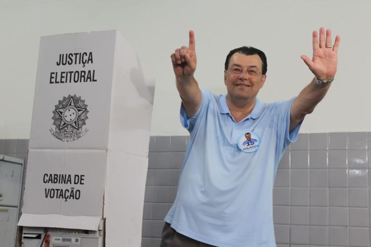 Candidato a governador do Amazonas, Eduardo Braga vota ao lado da família e da vice