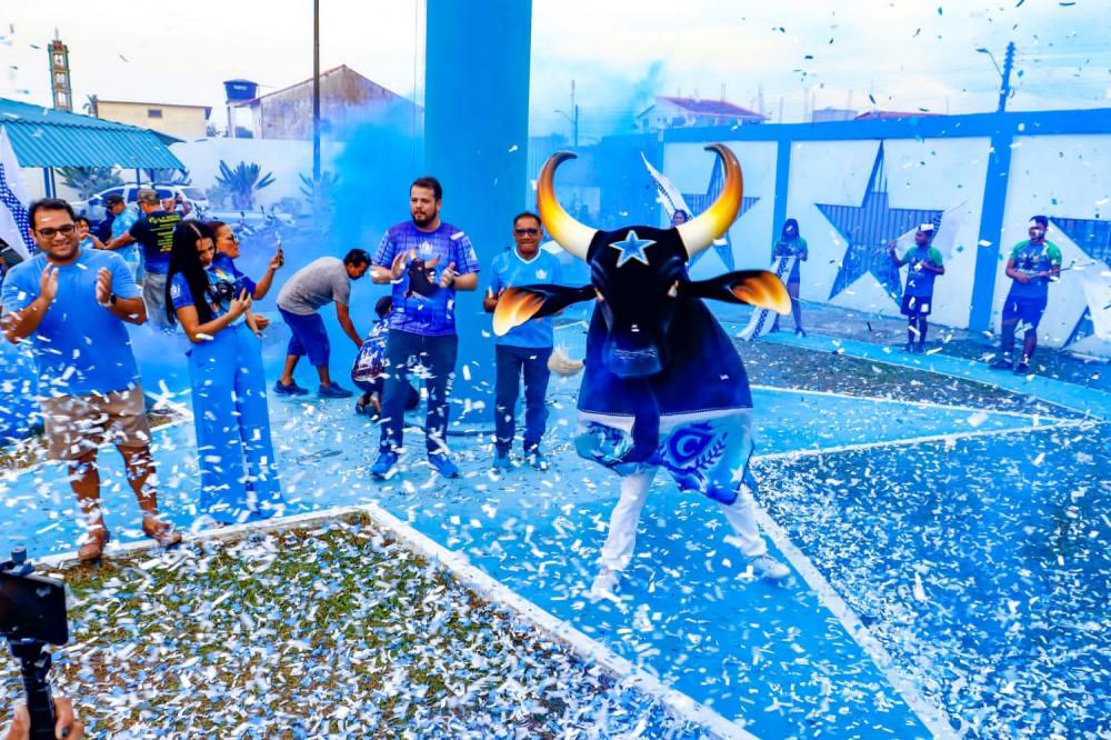 Hasteamento do Pavilhão Azul celebra início das comemorações dos 109 anos do Caprichoso