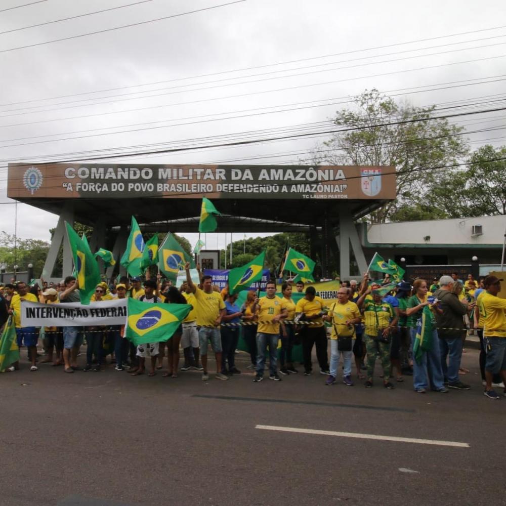 Negando os resultados das urnas, bolsonaristas fazem manifestação em frente a prédio do exército em Manaus
