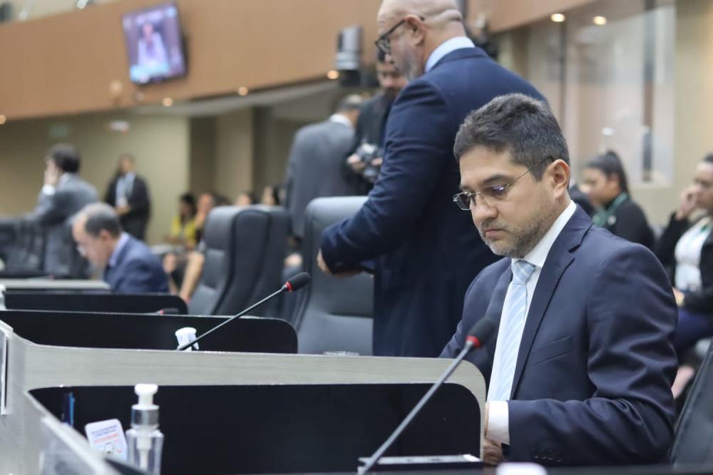 PL de Jander Lobato sobre implantação de fraldários nas redes de drogarias avança na CMM