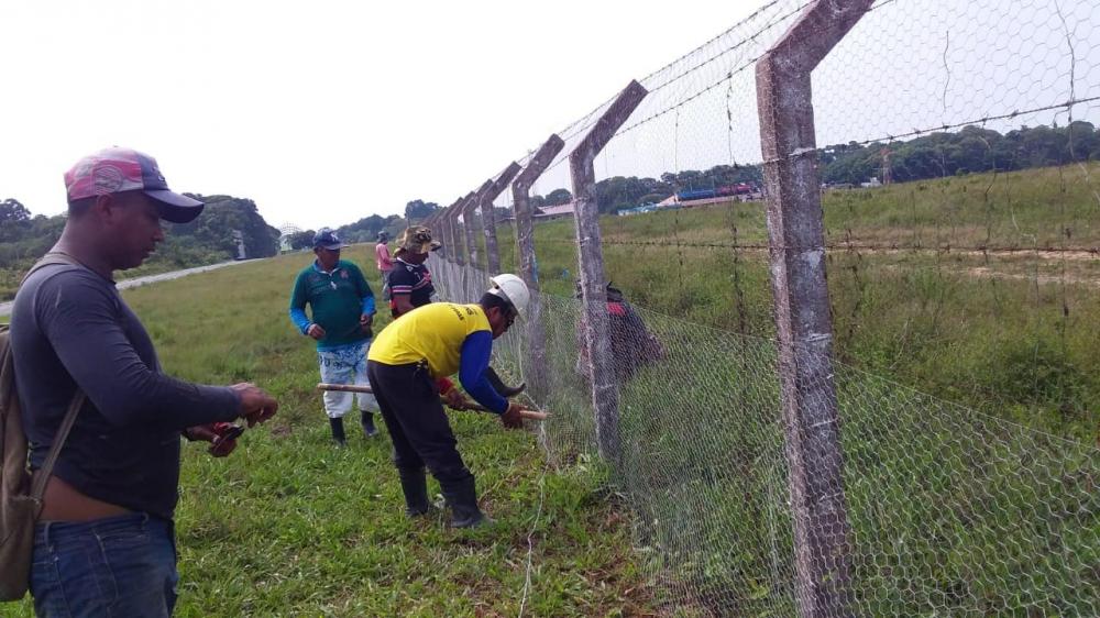 Ladrões furtam telas de proteção do aeroporto Júlio Belém 