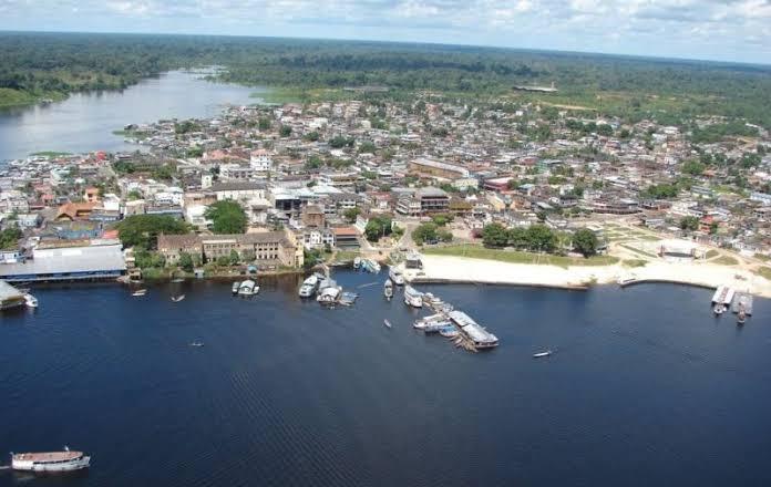 Criança de 2 anos morre e irmãs de 4 e 6 desaparecem após balsa colidir com canoa no Amazonas