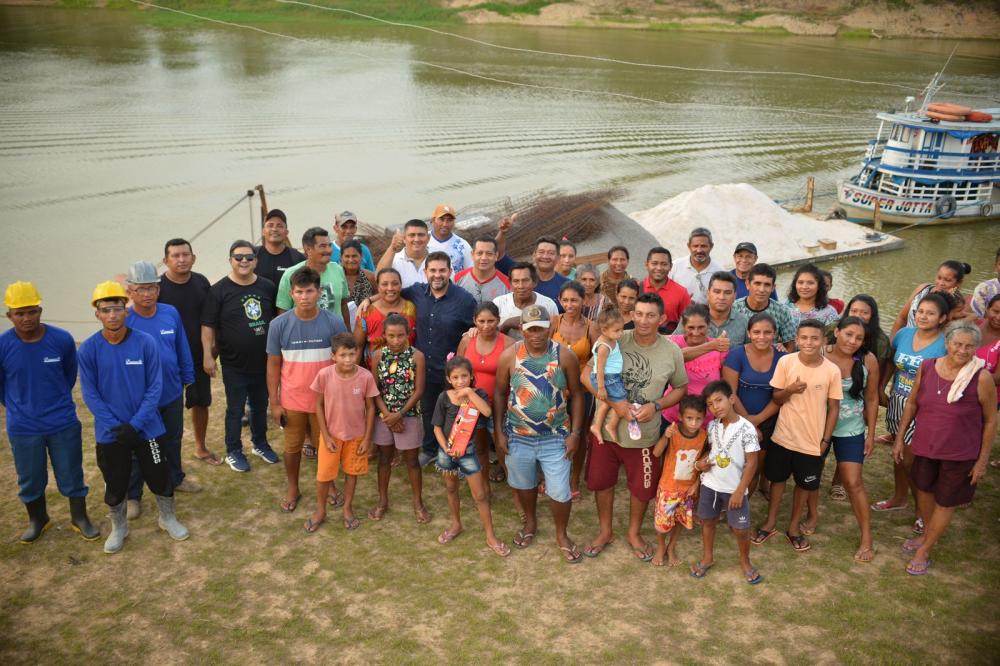 Glenio Seixas leva balsa com materiais para construção de escolas de alvenaria na várzea de Barreirinha
