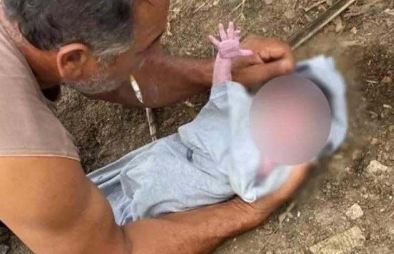 Pescadores salvam recém-nascida jogado no rio dentro de mochila: “eu chorei”