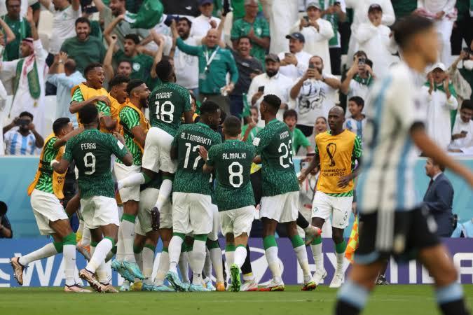 Argentina é surpreendida e perde de virada para a Arábia Saudita na estreia da Copa
