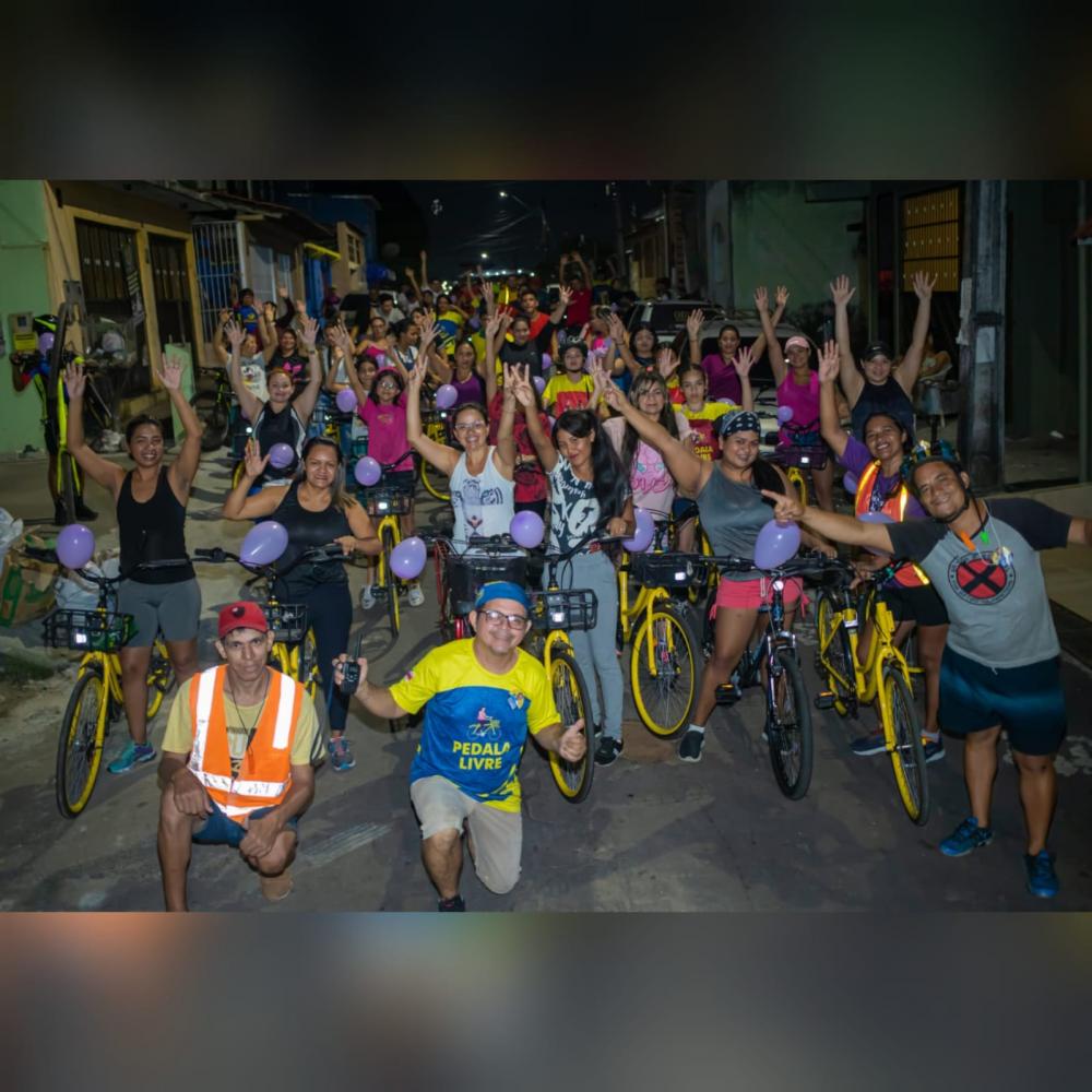 Ciclistas pedalam rumo ao Hexa do Brasil no Alvorada, em Manaus