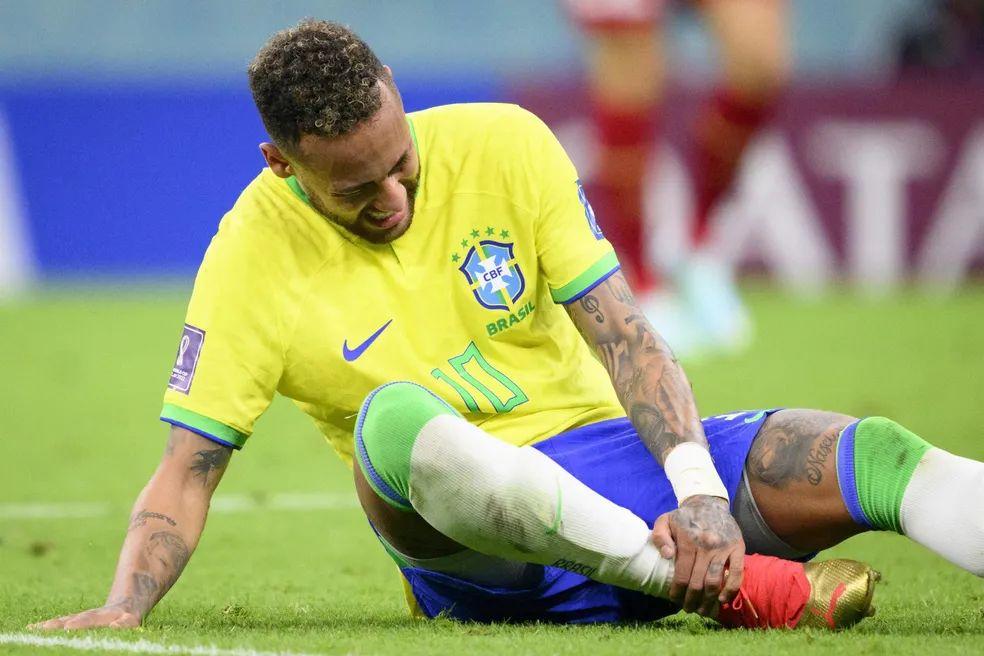 Neymar e Danilo não jogam mais pela Seleção na fase de grupos da Copa do Mundo